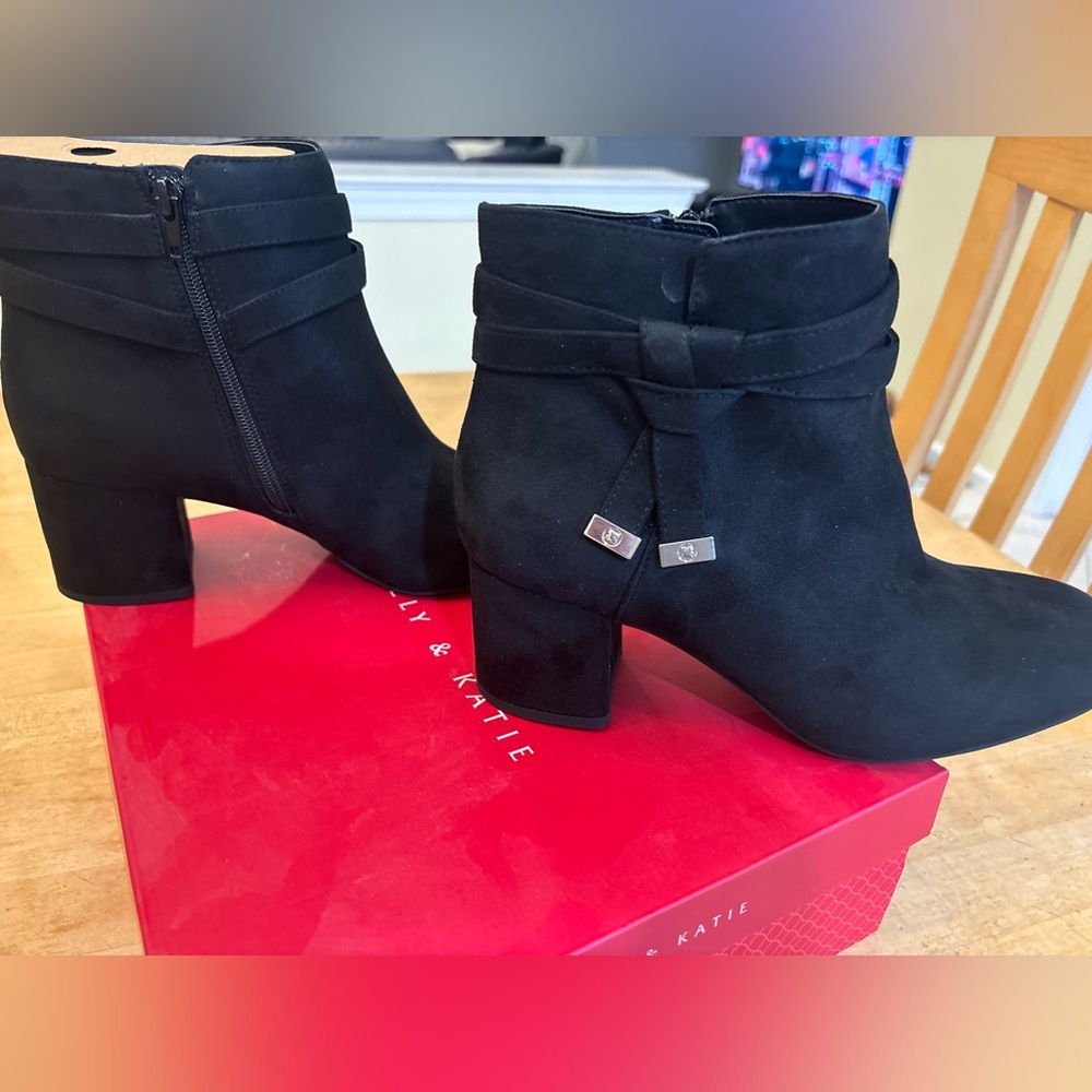 NWT Kelly & Katie Black Ankle Booties